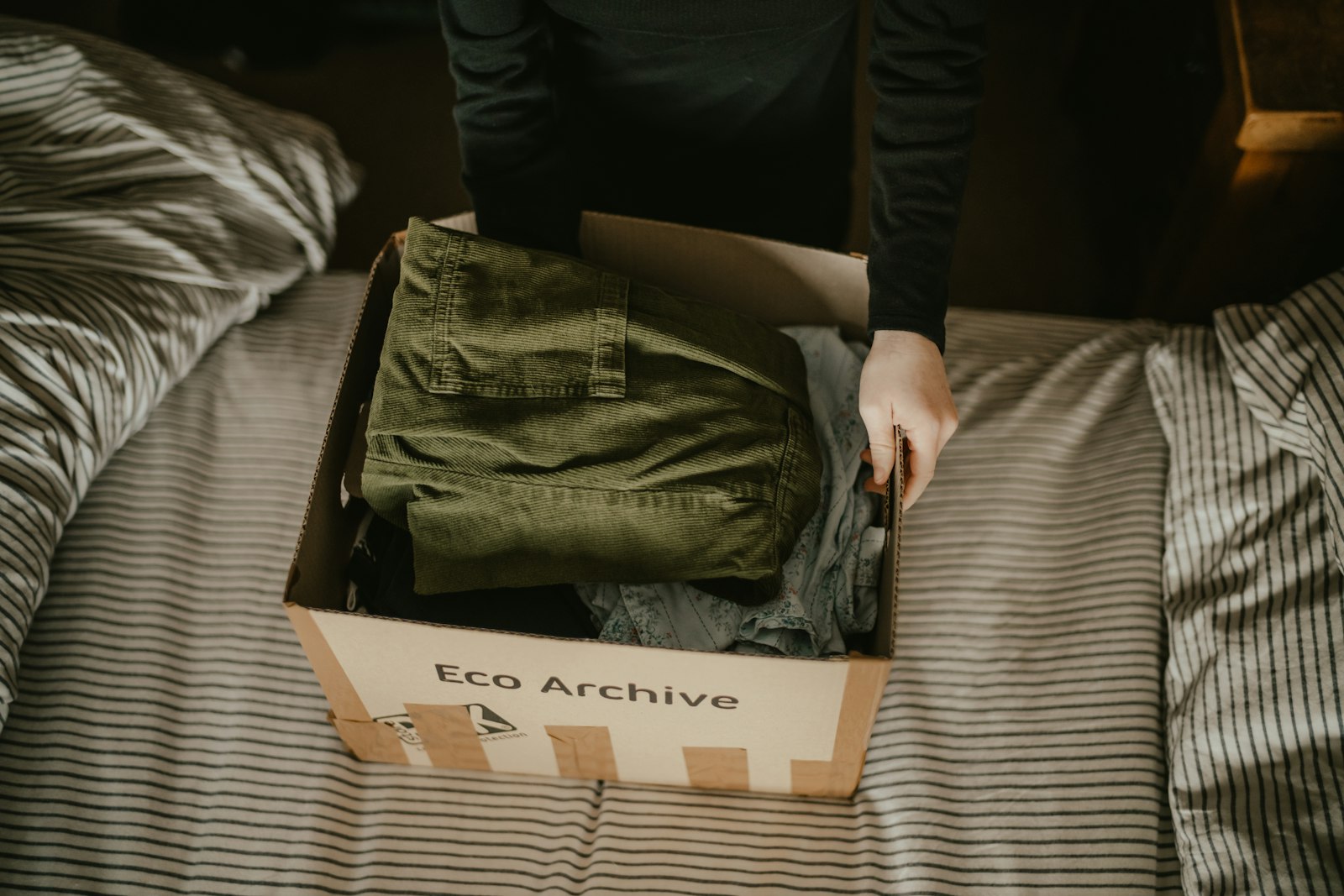 Hands closing a packing box