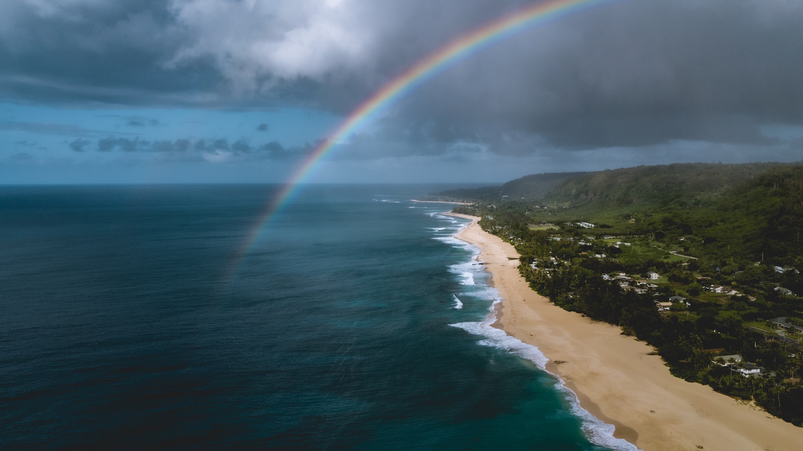 Rainbow over the coastline and beach on Oahu, Hawaii, one of many free things to do on Oahu.